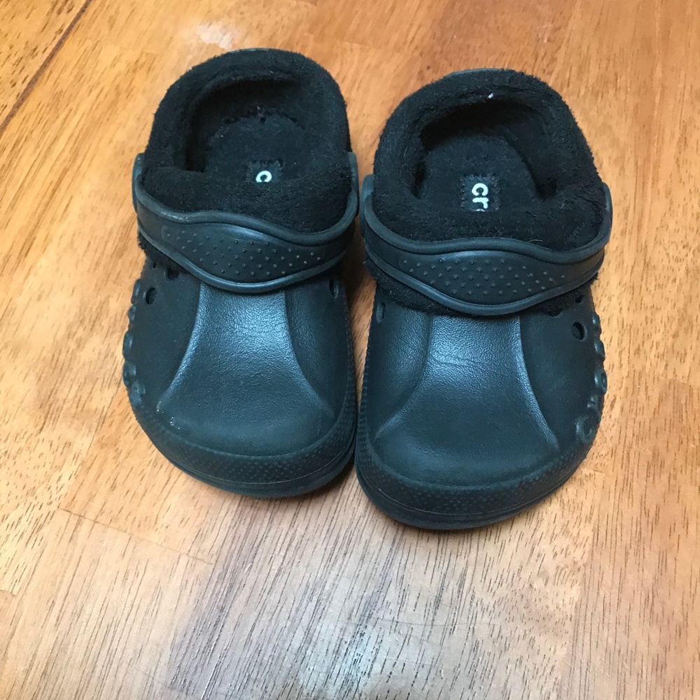 Boys clack fleece lined Crocs. Size 6
